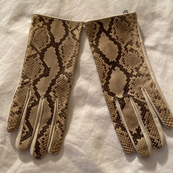 Saks Fifth Avenue Accessories - NEW SAKS FIFTH AVENUE genuine leather GLOVES w/silk lining sz 7 ITALY